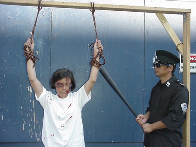 http://es.clearharmony.net/a_images/2004/12/2004-12-10-2004-8-9-torture_loh.jpg
